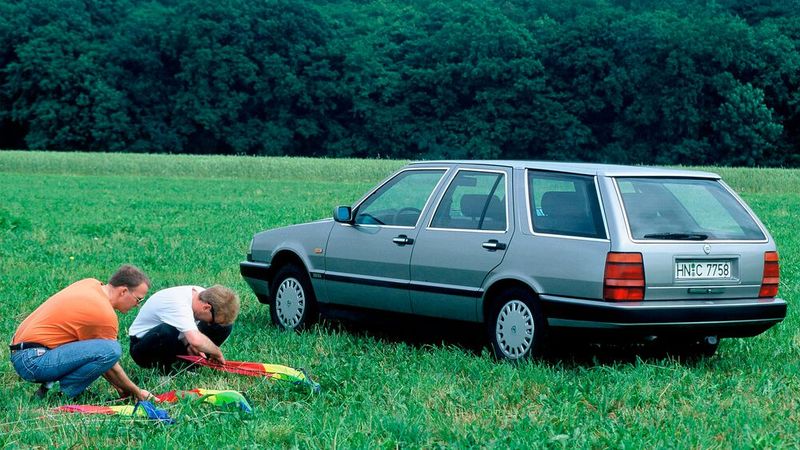 Italienische Alternative zu Mercedes T-Modell und BMW Touring: Der von Pininfarina designte Lancia Thema Station Wagon.  (Bild:  Lancia/Stellantis )