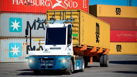 Autonomous Terminal Tractor (ATT) des TÜV-Süd-Kunden Fernride: Die Terminalfahrzeuge des Münchner Unternehmens wurden jetzt einem umfassenden Prüfprozess unterzogen.(Bild:  TÜV Süd)