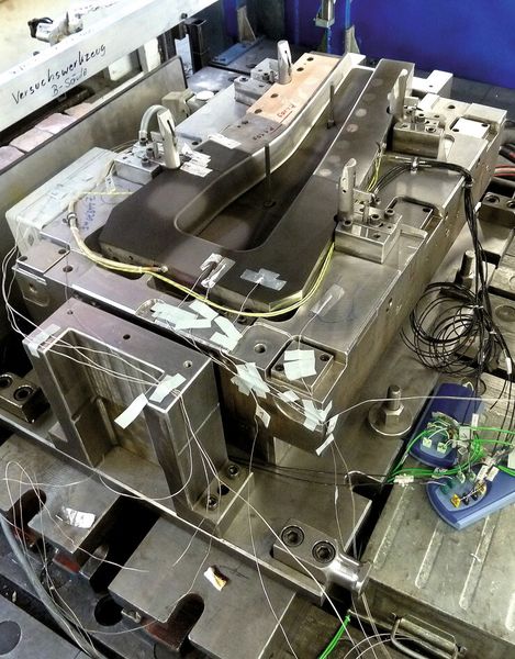 Bauteile, wie etwa B-Säulen, können so hergestellt werden, dass sie in der Mitte fest und am Ende verformbar sind. (Bild: Schuler)