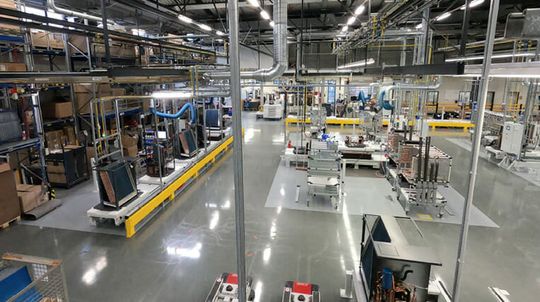 (Durch den Einsatz intelligenter Fördersysteme und autonomer Transportfahrzeuge gelang es Stiebel Eltron, eine hochflexible Produktionslinie zu realisieren, in der nahezu alle Wärmepumpentypen montiert werden können. Bild: Knoll)