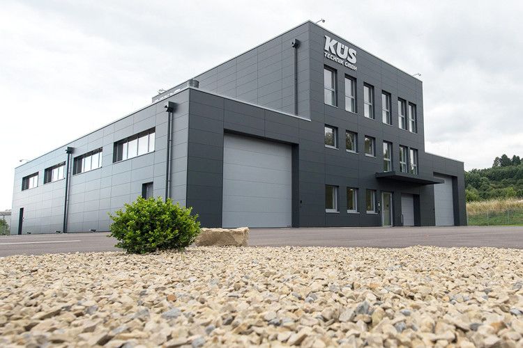 In den angeschlossenen Labors können Materialprüfungen, Reifentests und Festigkeitsprüfungen für Räder durchgeführt werden.  (Foto: KÜS)