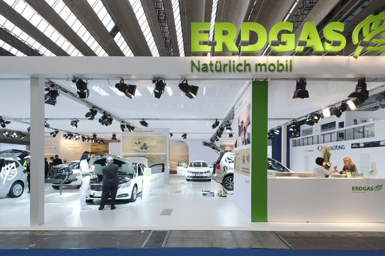 Der Berliner Erdgasspezialist Erdgas Mobil zeigt auf seinem rund 300 m² großen IAA-Messestand Erdgasfahrzeuge der neuesten Generation. Zu sehen sind u.a. Mercedes E 200 NGD, VW Golf TGI BlueMotion und Audi A3 g-tron Sportback. (Foto: Erdgas Mobil)