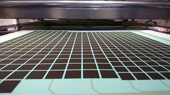 In Reih und Glied: InnovationLab druckt die Sensoren großflächig auf ein flexibles Trägermaterial. (InnovationLab)