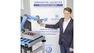 Christian Beer, Inhaber und Geschäftsführer der Servus Intralogistics, bräsentiert die Kombination aus Transportroboter (Autonomous Robitic Carrier) und einem Knickarmroboter von Schunk. (Bild: Servus)