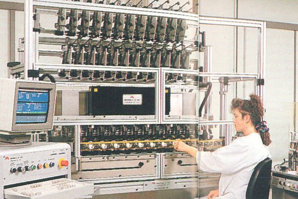 Wickelgüterfertigung: Mehrfachwickelautomat 12-Spindler (Bild: Zollner)