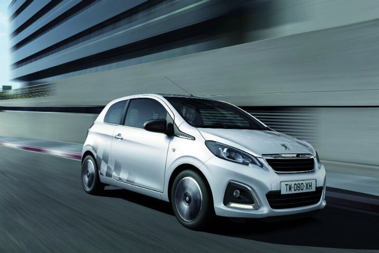 Der Peugeot 108 ist als dreitürige Basisversion mit einem 50 kW (68 PS) leistenden VTi-Dreizylindermotor das Fahrzeug mit dem geringsten monetären Wertverlust und belegt damit den ersten Platz im absoluten Restwert-Ranking der Minis. Ein im Frühjahr 2015 zugelassener Peugeot 108 VTi 68, der neu ab 8.890 Euro (inkl. MwSt., zzgl. Überführung) kostet, ist im Frühjahr 2019 noch 4.089,40 Euro wert. Das entspricht einem relativen Restwert von 54 Prozent. (Foto: Peugeot)