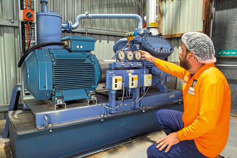 Mark Hyland inspiziert einen Kältekompressor,  der von einem Paket  aus SynRM-Motor und  Frequenzumrichter  angetrieben wird. (Bild: ABB)