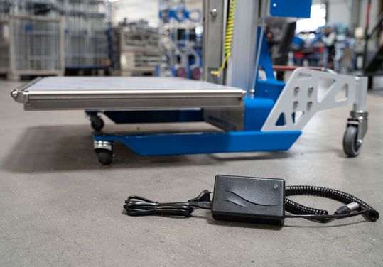 Das Standard-Batterieladegerät 2440 LA von Mascot musste nur minimal angepasst werden, um die Anforderungen des „lift2move“ von Expresso zu erfüllen.(Bild:  Mascot)