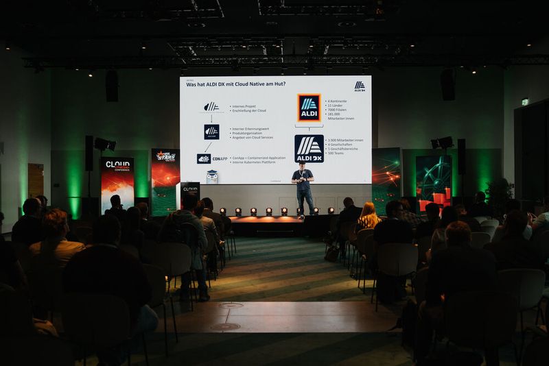 Tim Urlaub, Aldi DX, begeistert das Publikum mit einem Best Practice zum Thema: Reif für die Zukunft - The Key To Mature Platform Engineering.  (Bild: Manuel Emme Fotografie / Vogel IT-Akademie)