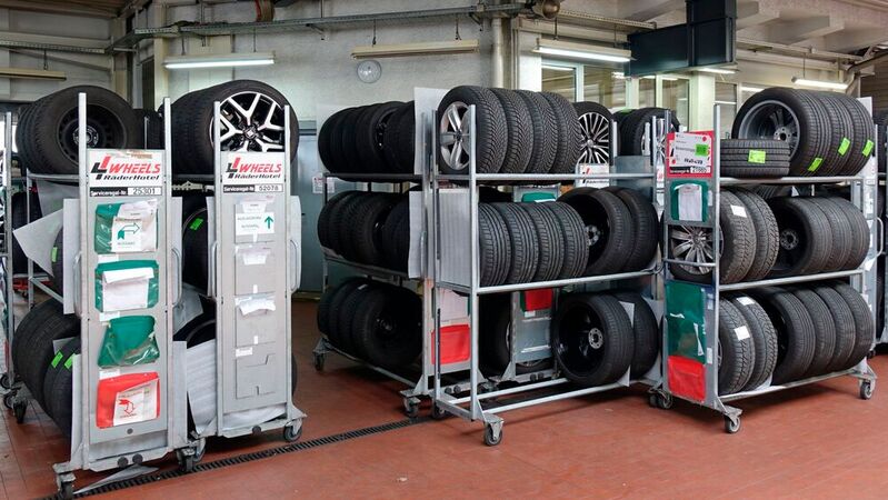 Die mobilen Regale von 4 Wheels sieht man zur Wechselzeit in vielen deutschen Werkstätten – hier bei der Hahn-Gruppe mit Sitz in Fellbach bei Stuttgart (VW, Audi, Seat/Cupra, Skoda, Porsche).