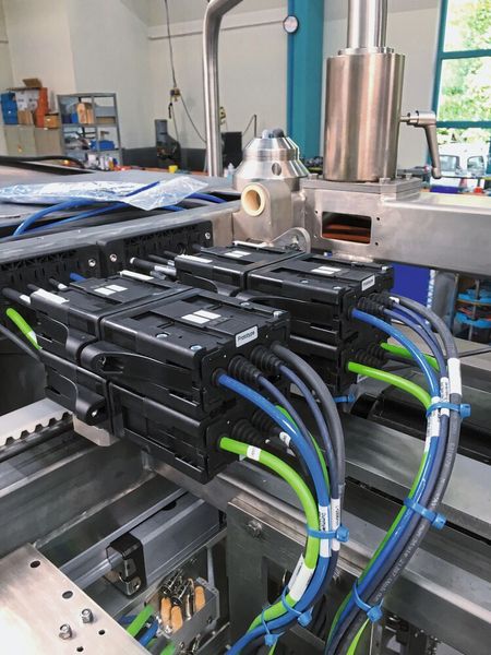 Module Connect im Einsatz: Die hier gezeigte Brotverpackungsmaschine arbeitet mit hohen Hubzahlen auf kompaktem Bauraum. Deswegen setzten die Entwickler für eine zuverlässige Leitungsführung auf E-Ketten und Chainflex-Leitungen von Igus. Mit Module Connect lässt sich das System einfach anschliessen.   (Bild: Igus)