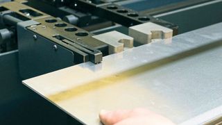 Überwachung sorgt für Prozesssicherheit: Mit einem im Anschlagfinger integrierten Messsystem prüft die Gesenkbiegepresse die Dicke des eingelegten Blechs. (Gebr. Spiegel AG)