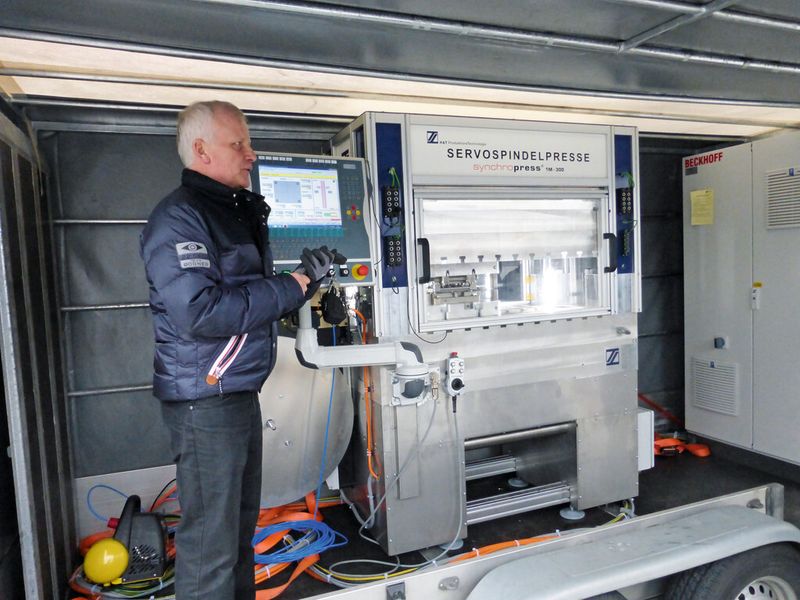 Und Action: Hülshorst senior erklärt die Vorteile einer servomotorisch angetriebenen Presse. Besonders interessant ist für Samson die Möglichkeit, dass die Synchropress stanzen und ziehen kann. (Bild: Finus)