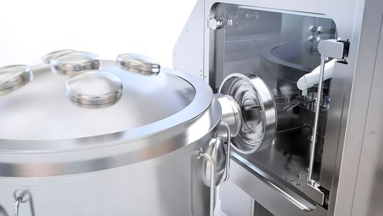 Der patentierte „RackSter“ transferiert sterile Teile vollautomatisch in den Isolator.(Bild:  Syntegon)