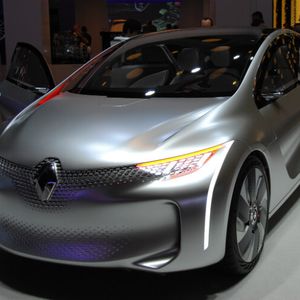Die sparsame Variante: Mit seiner Studie Eolab will der französische Autobauer Renault Effizienzmaßstäbe setzen. Laut Hersteller verbraucht das Auto 1,0 Liter Superbenzin pro 100 Kilometer. Dazu trägt neben einem Elektromotor mit 54 PS und 200 Nm Drehmoment auch ein 78 PS starker Dreizylinder-Benzinmotor mit 1,0 Liter Hubraum und 95 Nm Drehmoment bei.