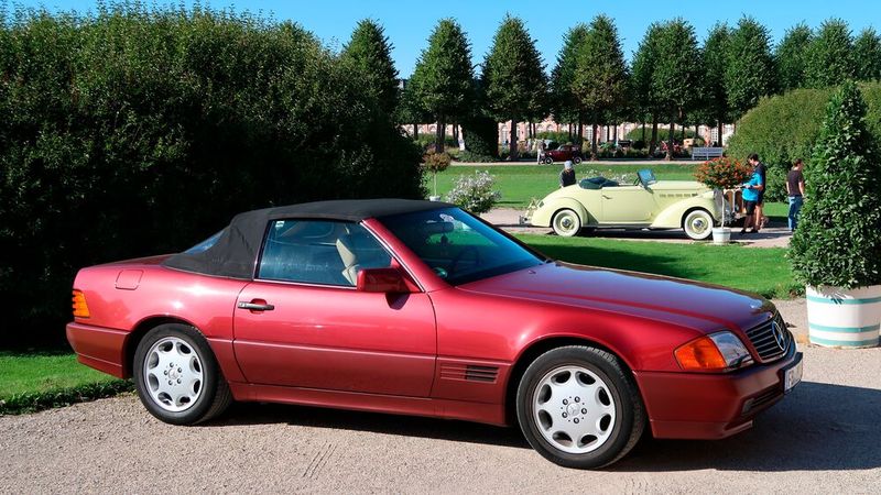 Wenn vormals moderne Traumautos plötzlich Oldtimerstatus besitzen, ist auch der Betrachter in die Jahre gekommen. Mercedes-Benz 320 SL der Baureihe R129 im Farbton Almandinrot Metallic. (Bild: Peter Diehl)