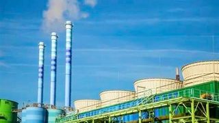 Die Kamine der deutschen Chemiebranche könnten stärker qualmen. Doch leider gibt es einige Gründe dafür, dass die Auslastung der Produktion ein Jahrhunderttief markiert. Ein Ende sei nicht absehbar. Jobs könnten wegfallen ... (Bild: Schottenbeck)