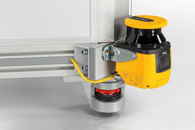 As an efficient protective measure, a surface sensor that is mounted on the construction near the ground is suitable. When an employee approaches the cobot, the sensor sends a signal to the control in time and the cobot switches to collaborative mode. (Image:Image:)