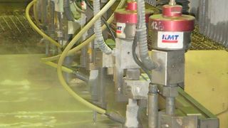 Mehrkopfanlagen schneiden aus einer einerAluminiumplatte parallel Formen aus. Der Austausch einer Düse bedeutet Materialeinbußen Verluste in der Gesamtproduktion. (Bild: KMT)