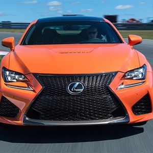 Der nicht einmal 1,40 Meter hohe und 4,71 Meter lange RC F tritt als Sportler in die Fußstapfen des 423 PS starken Viertürers IS F.
