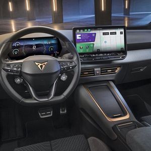 Innen bietet der Born größere Displayflächen, neue Materialien und ein neues Lenkrad.(Bild:  Cupra Seat Deutschland)