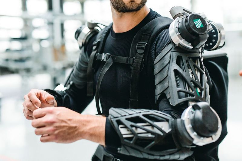 Beliebtes Exponat in der Demowelt: das Exo-Jacket. Es verhilft keinem zu Superkräften, bietet aber durchaus Unterstützung bei unergonomischen Arbeiten wie der Überkopfmontage. (Bild: Ludmilla Parsyak/Fraunhofer-IPA)