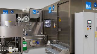 Die Geyser-Hochdruckeinheit von BVL kann zum Beispiel mit einer Yukon-Durchlaufanlage kombiniert werden. (BVL Oberflächentechnik)