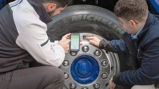 Wer Bammel hat, die ab Juli geltende Reifendrucküberwachungs-Pflicht nicht gut genug durchführen zu können, der sollte sich bei Michelin Connected Fleet mal umschauen. Die haben was, das nicht nur dabei hilft ... (Bild: Michelin)