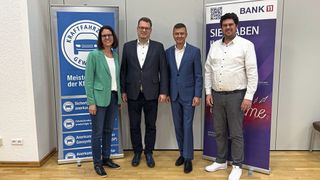 Zogen eine positive Bilanz der Zusammenarbeit zwischen Landesverband und Bank 11: (v. l.) Julia Cabanis und Carsten Beuß (Verband des Kraftfahrzeuggewerbes Baden-Württemberg) sowie Benjamin Klatt und Mario Coulen (Bank 11). (Bild: Bank 11)