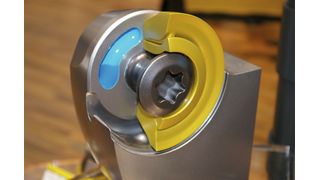 Das Schnittmodell zeigt den zweiteiligen Aufbau der Beyond-Blast-Wendeschneidplatte mit den inneren Kühlmittelkanälen.  (Bild: Kroh)