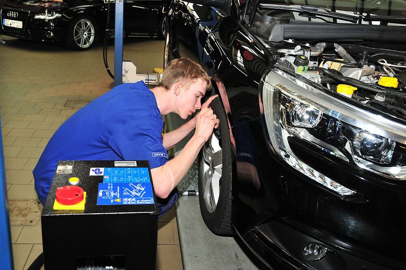 Julian Herzog aus Thüringen überprüft, ob der Renault Megane duch die Hauptuntersuchung kommen würde. (Schmidt/»kfz-betrieb«)