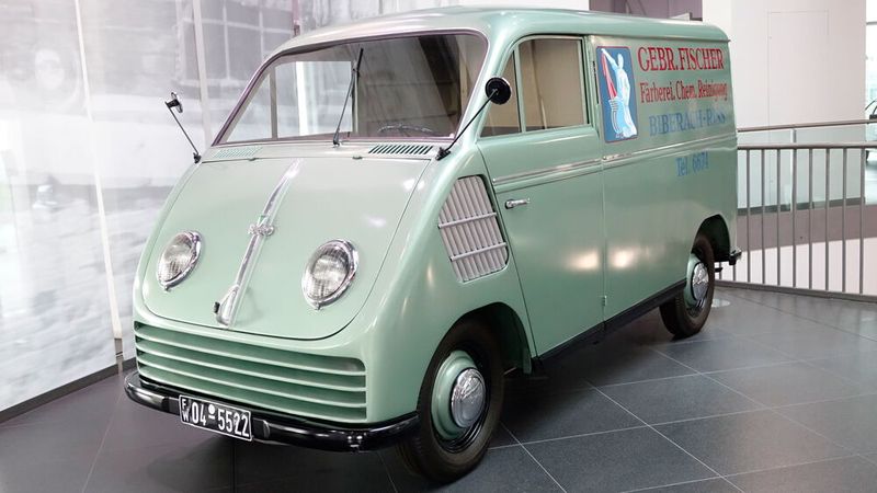 Der DKW-Schnellaster war das erste neue Modell der Auto Union nach dem Zweiten Weltkrieg und das erste Automobil, das in Ingolstadt produziert wurde. Er besaß einen Rahmen aus Profilrohren mit der damals fortschrittlichen Kurzhauberbauweise, Frontantrieb und den für DKW typischen Zweitaktmotor. Der Frontantrieb, das tiefliegende Chassis und die kompakte Hinterachse ermöglichten viele Ausführungen für die unterschiedlichsten Zwecke. Der Laderaum des Kastenwagens fasst rund 5 m³ bei einer Außenlänge von 4.177 mm. Das Leergewicht beträgt zwischen 735 und 800 kg. Es gab sogar schon eine Elektrovariante. (Bild: Dominsky – VCG)
