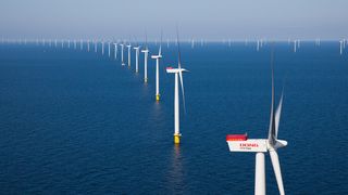 Siemens hat für das größte Offshore-Windkraftwerk Anholt insgesamt 111 Windenergieanlagen des Typs SWT-3.6-120 geliefert, installiert und in Betrieb gesetzt. Eigner des Windprojekts sind der dänische Energieversorger DONG Energy (50 %) sowie die beiden Pensionsfonds Pension Danmark (30 %) und PKA (20 %). (Bild: Soren Kjeldgaard, Siemens AG)