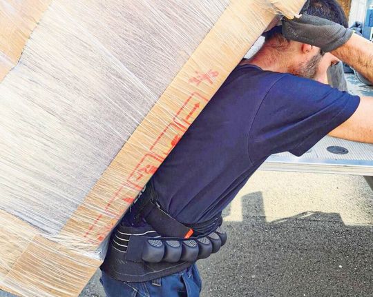 Das ist ein sogenanntes passives Exoskelett von Hunic. Beim Möbelpacken hat es Aufstützstrukturen, die Kraft sparen. Das ist ein sogenanntes passives Exoskelett von Hunic. Beim Möbelpacken hat es Aufstützstrukturen, die Kraft sparen.