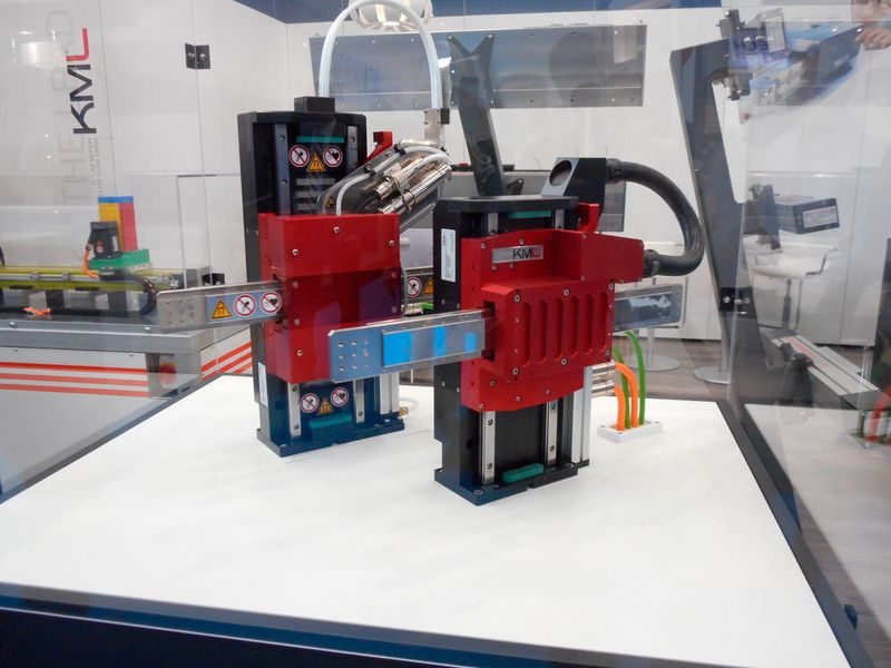 … Linearroboter für das Kleinteilehandling. (Reinhardt / Devicemed)