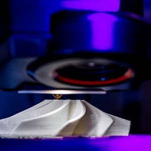 Ein 3D-Drucker bei der Anfertigung einer Art Lüfterradkonstruktion aus Kunststoff.