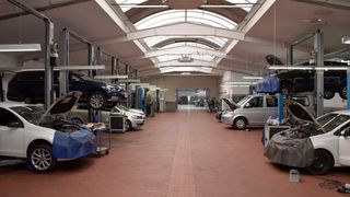 Jeder Arbeitsplatz besetzt, und das auf Wochen hinaus? Und zu wenig Personal in der Werkstatt? Das ist die aktuelle Lage im Kfz-Gewerbe. (Bild: Rosenow – VCG)