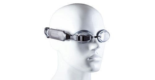 Augmented Reality im kühlen Nass? Diese Aufgabe hat jetzt AR/VR-Spezialist Vuzix gelöst. Die „Smart Swim“ ist die weltweit erste voll ausgestattete AR-Smart-Swim-Trainingsbrille auf dem Consumerrmarkt. Technologisch gesehen handelt sich um ein Head-up-Display für Schwimmer, das den Trainingsstatus und Informationen in Echtzeit während des ununterbrochenen Schwimmens anzeigt und über beiden Augen getragen werden kann. (Vuzix)