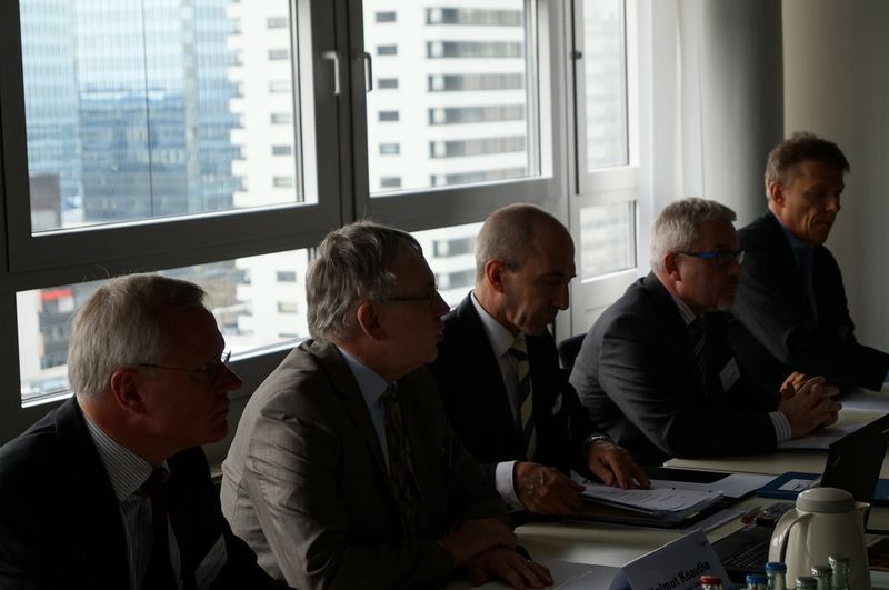 Der Arbeitskreis Großanlagenbau des VDMA stellte am Montag seinen jährlichen Lagebericht in Frankfurt vor. Von links: Dr. Rainer Hauenschild, CEO Energy Solutions von Siemens; Helmuth Knauthe, Sprecher der Arbeitsgruppe und Mitglied der Geschäftsführung von Thyssen Krupp Uhde; Thomas Waldmann, Geschäftsführer der Arbeitsgemeinschaft Großanlagenbau; Dieter Rosenthal, Mitglied des Vorstands von SMS Siemag; Jürgen Nowicki, Mitglied der Geschäftsleitung von Linde. (Bild: PROCESS)