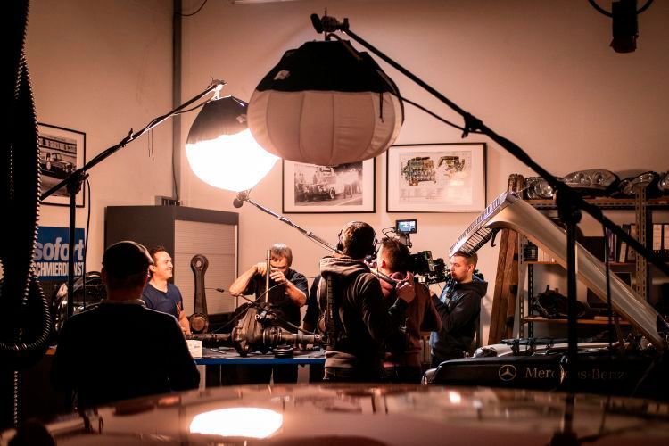 Präsentiert wird das Projekt „Projekt Retro Rallye“ von „Car Throttle“. Die Online-Plattform wurde im Jahr 2009 von Adnan Ebrahim gegründet, weil er im Internet keine Foren gefunden hatte, die seine Passion für Automobile bedienten. Jeden Monat erreicht das Unternehmen in London und New York über 200 Millionen Autobegeisterte weltweit, die „CTzens“ genannt werden. Junge, engagierte Enthusiasten, die mit Passion das Thema Automobil in allen seinen Facetten leben und mitgestalten. (Daimler AG)