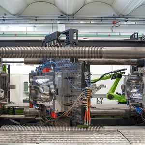 A view into the mould area of the Engel duo 4000 combi M with 40000 kN clamping force. The turning-platen design allows several processes to be combined in a single mould, from film back-moulding to flooding with polyurethane. For processors, this means shorter process chains and lower unit costs in the production of large-format exterior components.(Source:  Alessandro Cereda/ Engel)