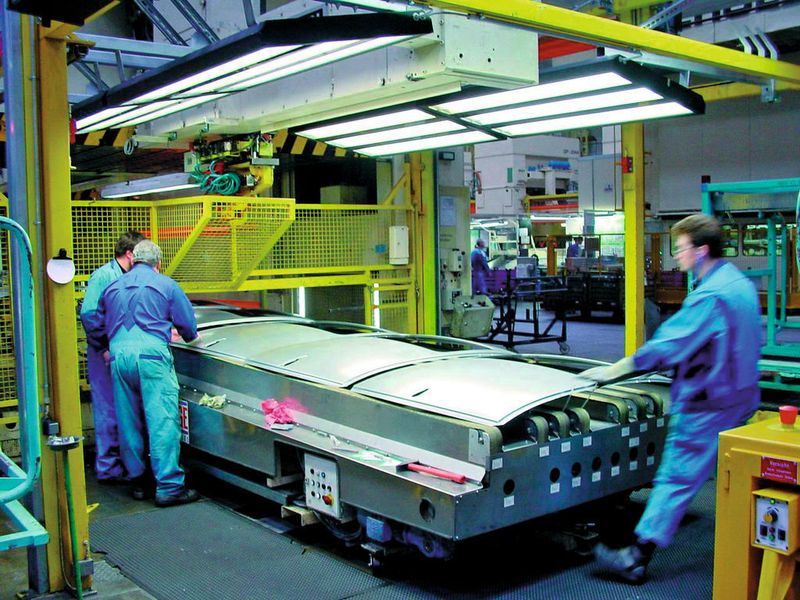 Bild 1: Für die Qualitätsprüfung ist eine besonders gute Lichtqualität gefordert – möglichst schattenfrei mit hoher Beleuchtungsstärke.  Bild: licht.de (Archiv: Vogel Business Media)