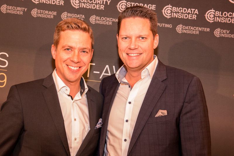 Gute Laune hatten Benjamin Krebs und Tim Pfaelzer (v. l., beide Dell EMC) mitgebracht. (artful rooms / VIT)