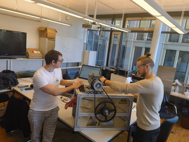 Im Projekt Retex möchten Studierende die Bekleidungsindustrie für die Kreislaufwirtschaft fit machen. Das Team entwickelt ein Verfahren, um aus gebrauchten Kleidern Textilfasern zurückzugewinnen und diese zu einem hochwertigen Garn zu verspinnen. Die neue Technologie soll helfen, die Textilindustrie nachhaltiger zu gestalten. (Bild: D-MAVT / ETH Zürich)