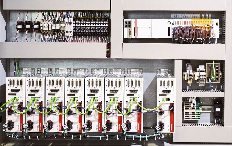 Der leistungsstarke Embedded-PC CX2030, mit direkt angereihten Ethercat-Klemmen für die Kommunikation und Datenerfassung in Echtzeit, dient als Hauptliniensteuerung; die Servoverstärker AX5000 steuern die Servomotoren AM8000 der integrierten Roboter präzise an. (Bild: Beckhoff Automation)