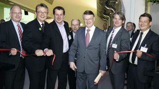 Ministerialdirektor Ressing (Mitte) eröffnet die Innovations-Vernissage unter der tätigen Mithilfe von Christian Schultze, Mazda; Frank Köbler, Daimler; Erik Pellemeier, Materna und Frank Leopold, Opel (Archiv: Vogel Business Media)