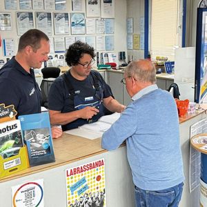 Bei der Werkstattplanung setzt Christoph Wagner (links) auf sein handgeschriebenes Planungsbuch. Jeden Abend verteilt er persönlich die Aufträge, tagsüber justiert er stündlich nach. Und nicht nur die Werkstattplanung ist Chefsache – auch der Kundenkontakt. (Bild: Diehl – VCG)
