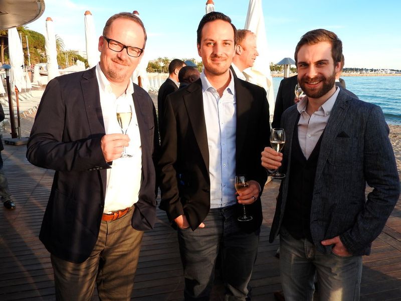 Patrizio Pennella (l.) und David Hasler (M.) von Avanet zusammen mit Michael Kretschmann (Sophos). (Bild: Sophos)
