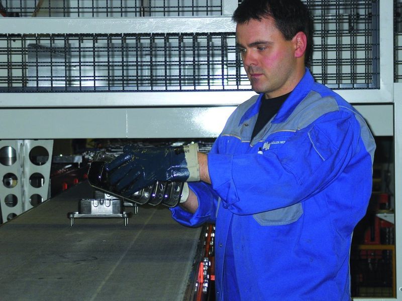 Marc Eberling, Pressenführer bei der Erfurter Umformtechnik, überwacht den Prozess. Derzeit werden auf der Servopresse Teile für einen Automobilhersteller gefertigt. Bild: Munde (Archiv: Vogel Business Media)