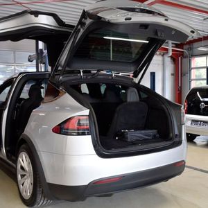 Optisch perfekt aufbereitet wartet der Tesla auf seinen nächsten Mieter.(Bild:  Rubbel)